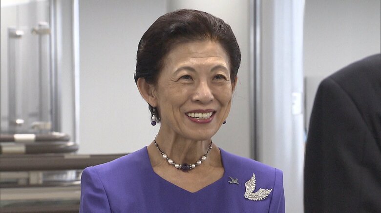 久子さまがケニアに向け成田空港出発　国連事務所での講演や名誉総裁つとめる「バードライフ・インターナショナル」の世界大会に出席｜FNNプライムオンライン