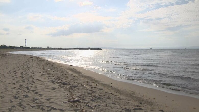 海水浴場に20代男性の遺体、波打ち際付近でうつ伏せの状態で見つかる｜FNNプライムオンライン