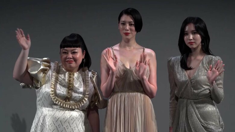 (左から)渡辺直美さん、三吉彩花さん、「TWICE」のMINAさん