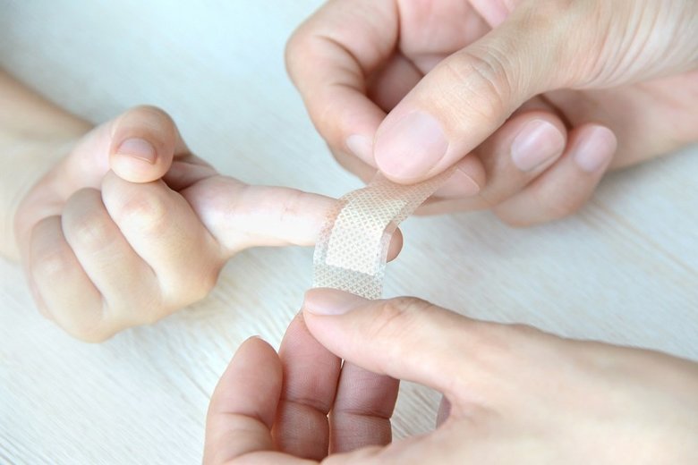 消毒をしてから絆創膏を貼るなどを勧める(イメージ)