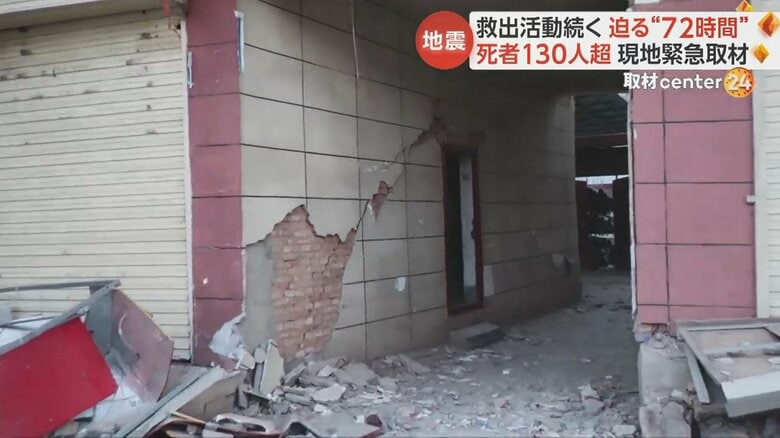 壁ははがれ落ち、中のレンガがむき出しの状態に