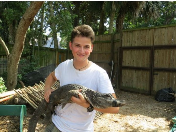 実験で使ったヨウスコウワニとステファン・レバー氏（提供：Seth Burdick氏）