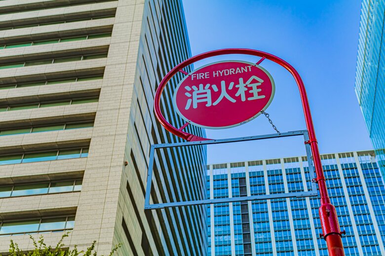 「ここに消火栓がある！」という目印になる標識（画像：イメージ）