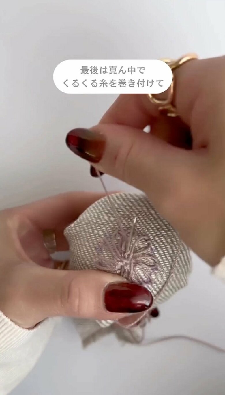 針を押さえながら