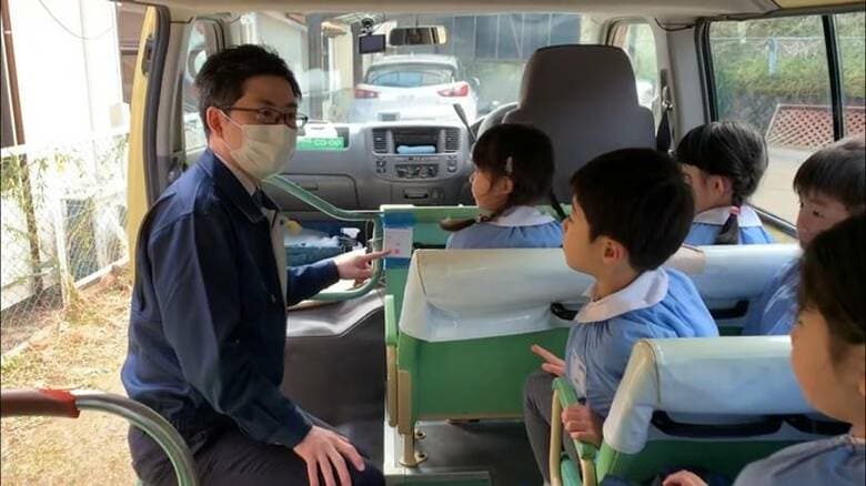 園児への説明の様子（出典：サイバネテック）