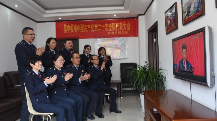 習主席の演説を笑顔で見る山西省の税務署職員（ウェイボより）