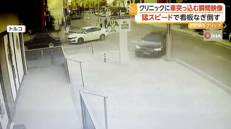 車が猛スピードで歩道に乗り上げ、建物に突っ込む瞬間（5月27日、トルコ・コジャエリ）②