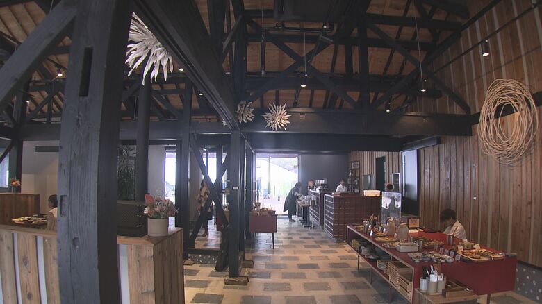 黒を基調にした店内　