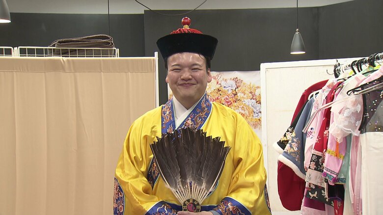 鮮やかな黄色が目を引く皇帝の衣装