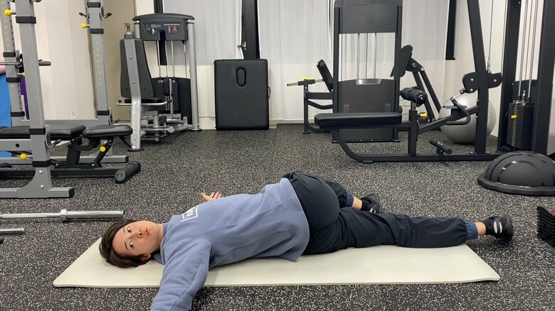 寝ながらできる簡単ストレッチ「腰全体」（提供：計太さん）