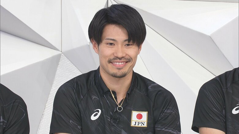 ネックレスの先には結婚指輪が光る