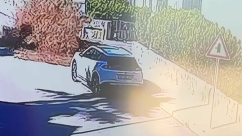 突然まるで爆発したように地面から噴き出す茶色の水（2月24日、トルコ・エーゲ海のリゾート地）