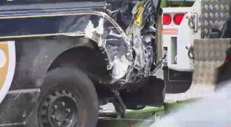 左後部が損傷した幼稚園バス