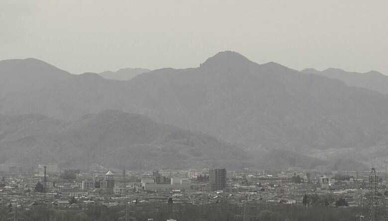 善光寺平の西に丸く突き出た姨捨山（長野市から）