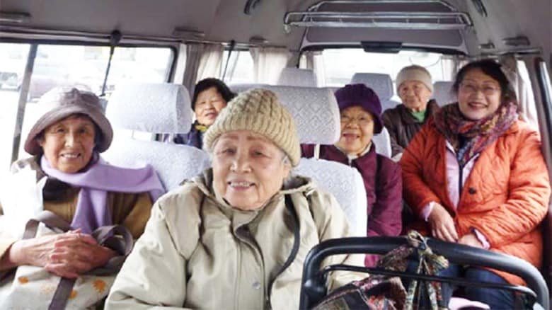 和気あいあいの車内（応神ふれあいバス提供）