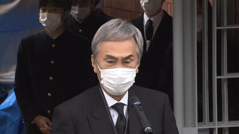 出棺前に挨拶をする長男の石原伸晃氏
