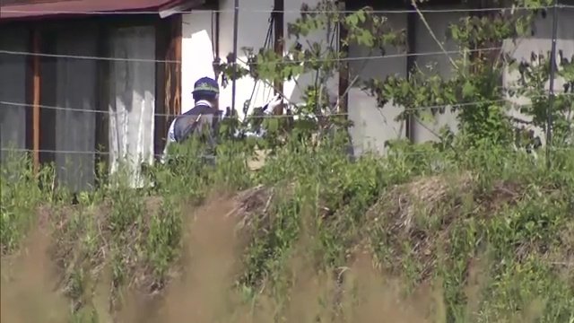 窓を割り侵入　粘着テープで手首を縛る