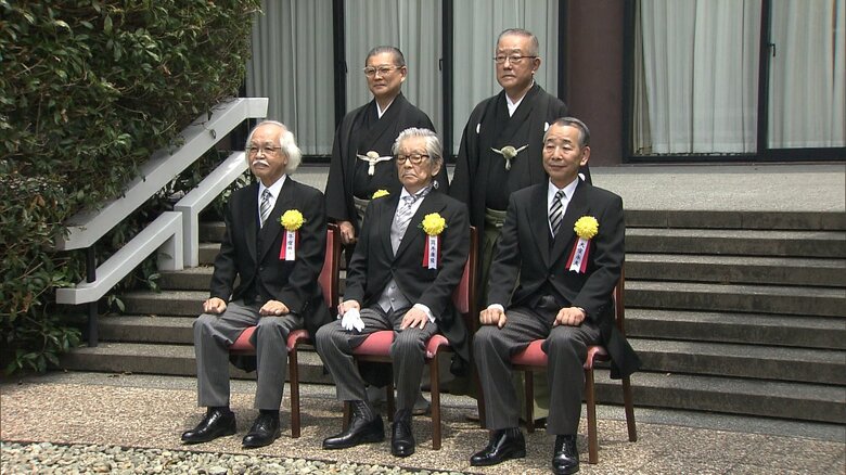          今回の日本芸術院賞受賞者　前列左から　牛窪さん、筒井さん、大窪さん（以上 恩賜賞もあわせて受賞）            歌舞伎音楽竹本太夫で人間国宝の竹本葵太夫さん（後列左）、箏曲山田流演奏家の萩岡松韻さん（後列右）