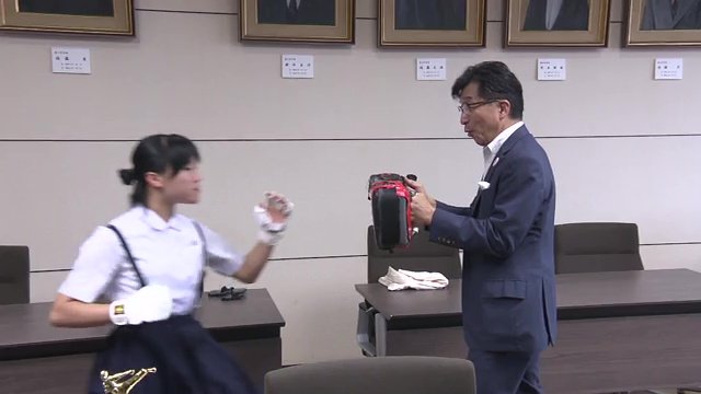 突きを受けた福島市長も驚いた様子