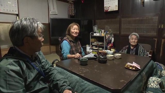 川俣町民生委員協議会の齋藤金男会長　斎藤タケさんと娘の静子さん