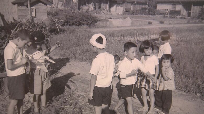 虫とりに夢中になる子供たち