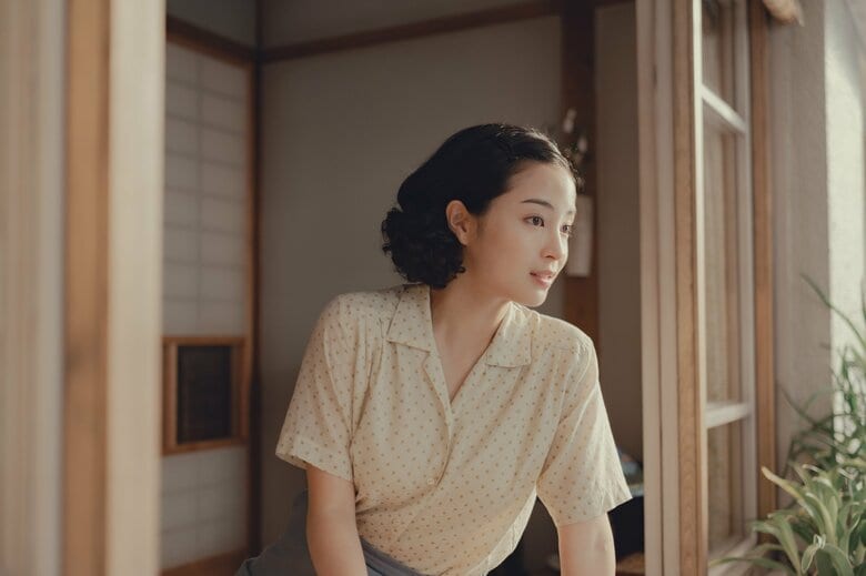 映画「遠い山なみの光」©2025 A Pale View of Hills Film Partners