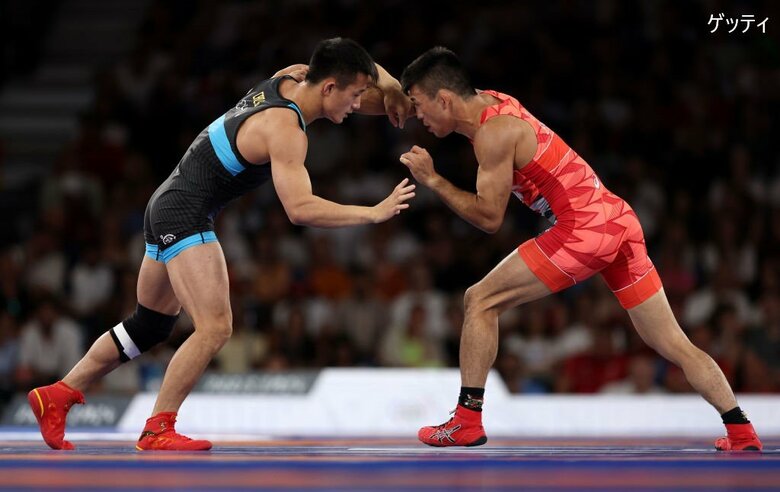 グレコ－ローマン決勝　中国・曹利国選手（左）と文田健一郎選手（右）