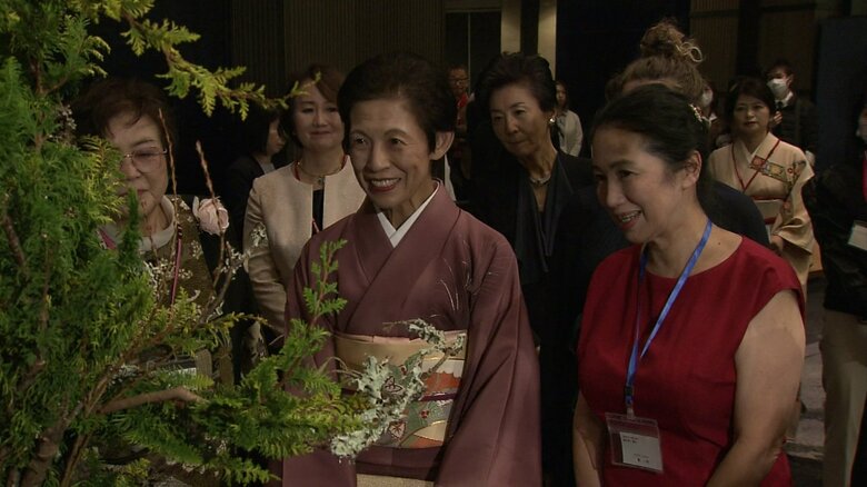 「いけばなインターナショナルフェア2025」でいけばなをご覧になる久子さま