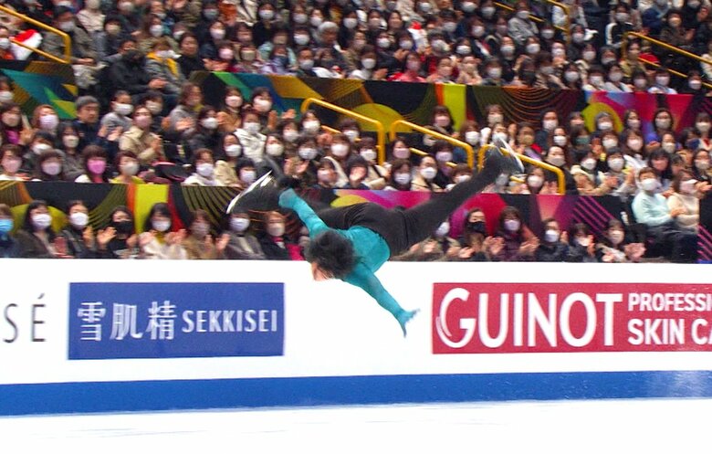 2023年の世界選手権で後方宙返りを披露したアダム・シャオ イム ファ