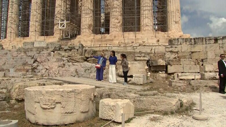 ギリシャの国旗カラー、青と白の装いでパルテノン神殿を視察された佳子さま