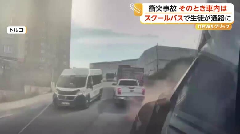 トラックがスクールバスに衝突する瞬間（トルコ）⑥