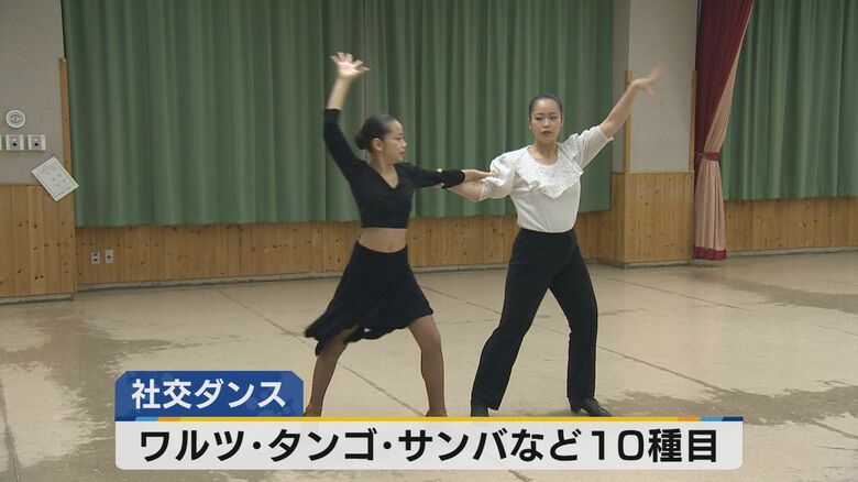姉・愛里さん（右）と踊る明里さん