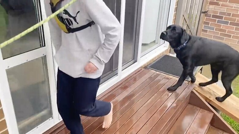 スロープ下までの散歩を終えた長男は家に戻っていく