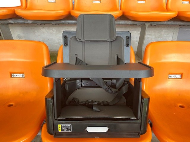 IKOUポータブルチェアは大人用のいすに簡単に取り付け可能だ