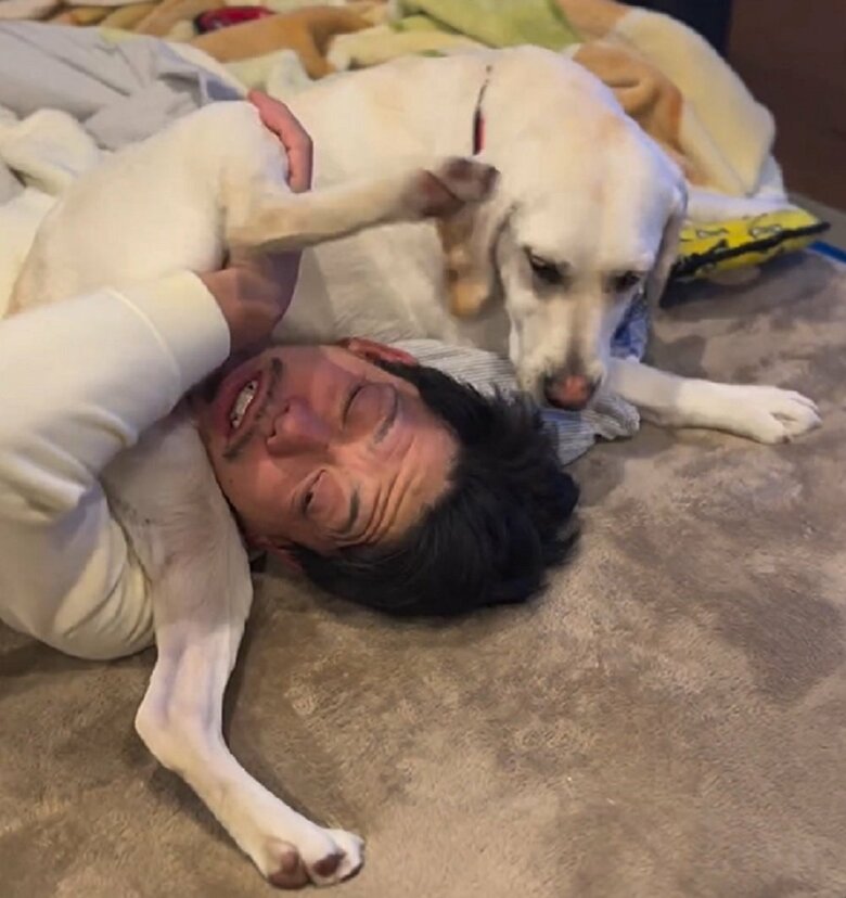 旦那さんは片手で後ろ足をのける