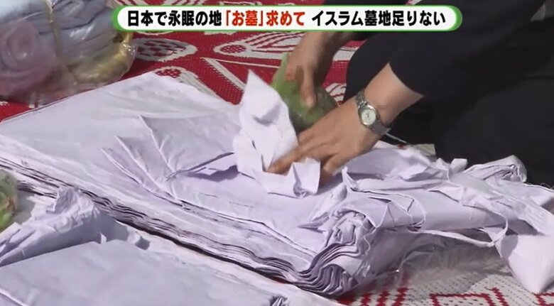 遺体は布で包み土葬する