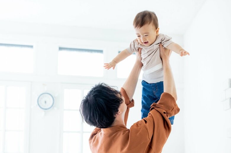 高い高いは子どもにとって楽しい遊びの一つ（画像：イメージ）