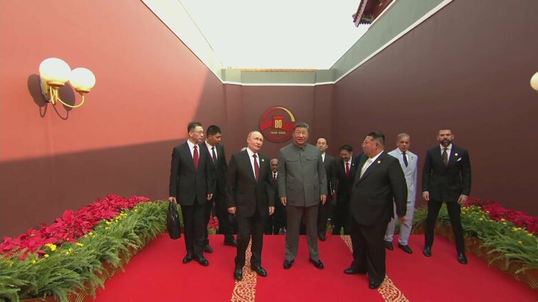 プーチン大統領と金正恩総書記と並んで歩く習近平国家主席