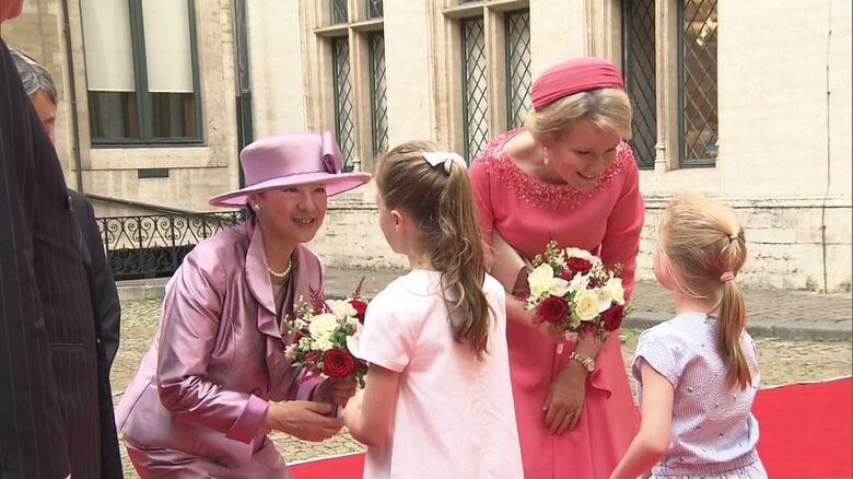 子どもたちと交流される皇后さまとマチルド王妃