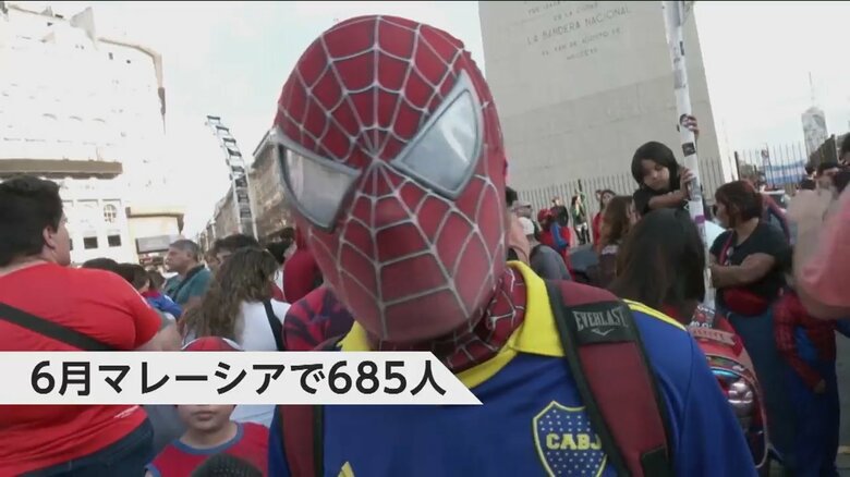 スパイダーマンの姿にキメた人