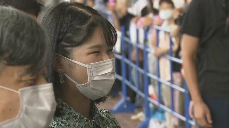 那須駅に到着し集まった人たちと交流される　2023年8月