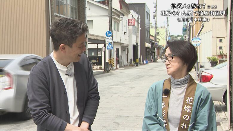 一本杉通りを歩く鳥居さん（右）