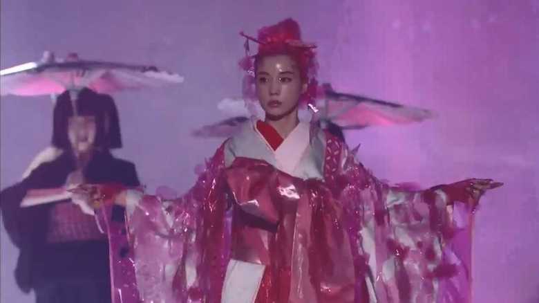 神戸に人気モデル・歌手126人集結!仲里依紗 妖艶な花魁風ピンクドレス披露