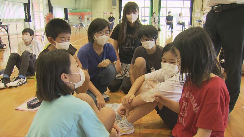 南極の氷に興味津々な子供たち