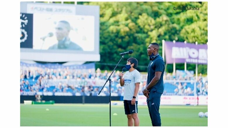 選手入団会見で通訳する酒井氏