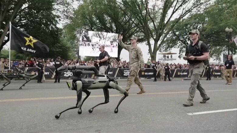 6月のアメリカ陸軍パレードに自走して参加した四足歩行型ロボット