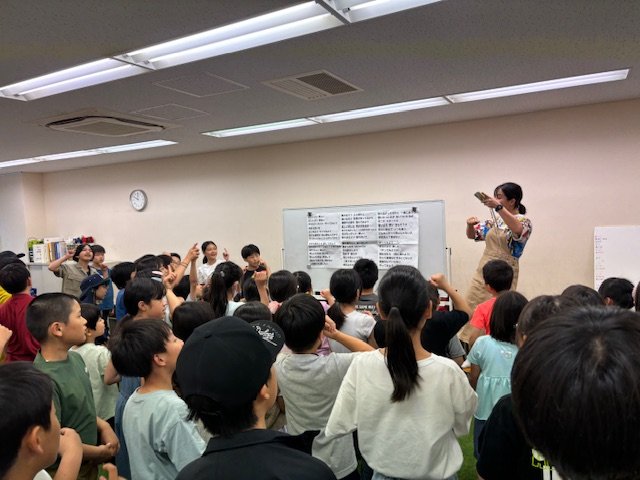 100人の子どもが「やってみよう」を大合唱