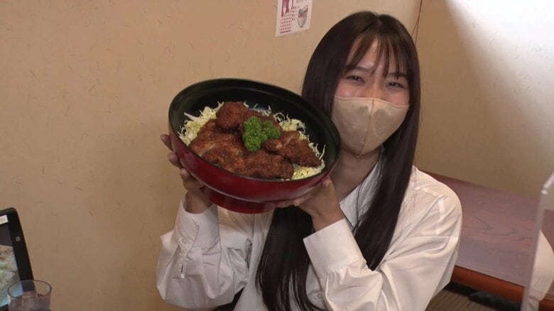 顔より大きな器に盛られた大名ソースカツ丼（1100円）