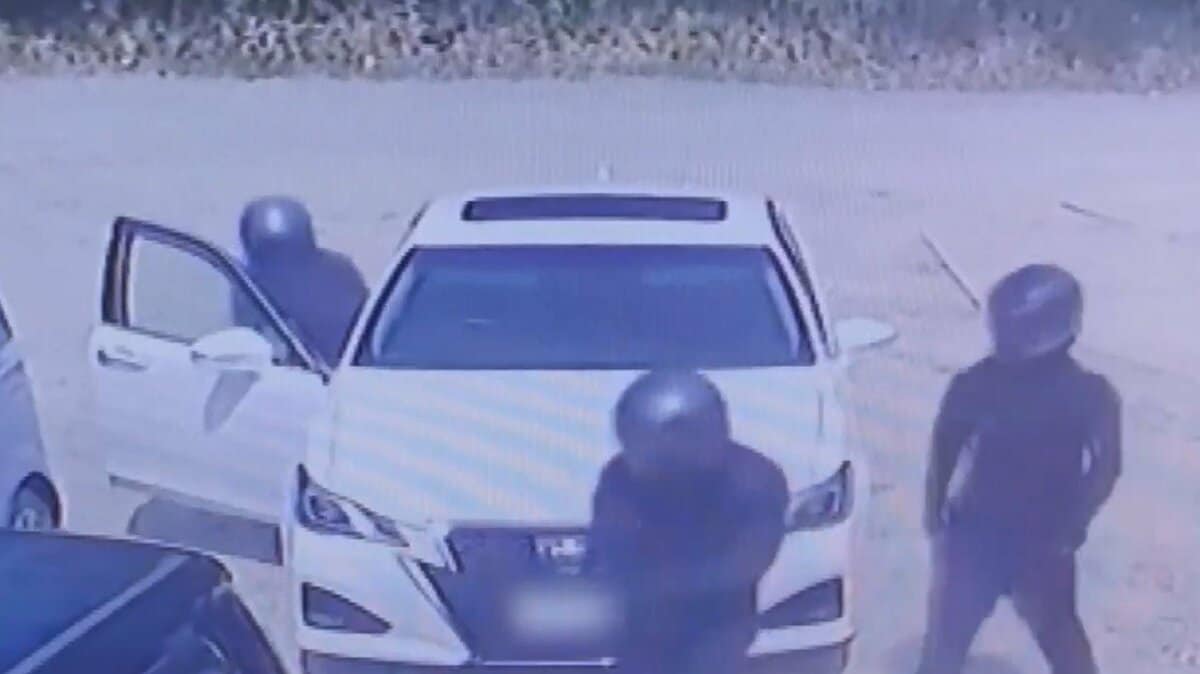 逮捕＋終り 未明のコンビニ強盗 知人に連れられ出頭…鹿児島市の男(27)を緊急