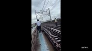 線路上を歩く乗客が　東京メトロ東西線で架線断裂し葛西駅から西船橋駅間で運転を見合わせ　全線再開は夕方見込み